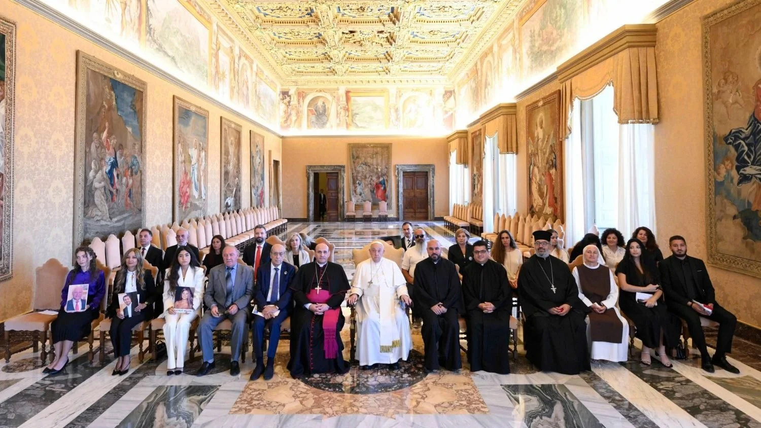 قداسة البابا فرنسيس خلال استقباله وفدًا من أهالي ضحايا انفجار مرفأ بيروت: لبنان يجب أن يبقى مشروع سلام وأرض تعايش