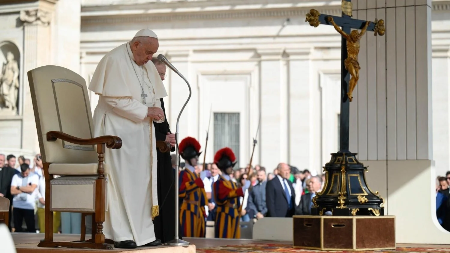 قداسة البابا فرنسيس يؤكّد حزنه أمام ما يحدث في لبنان وقربه من الشعب اللّبناني وصلاته من أجله