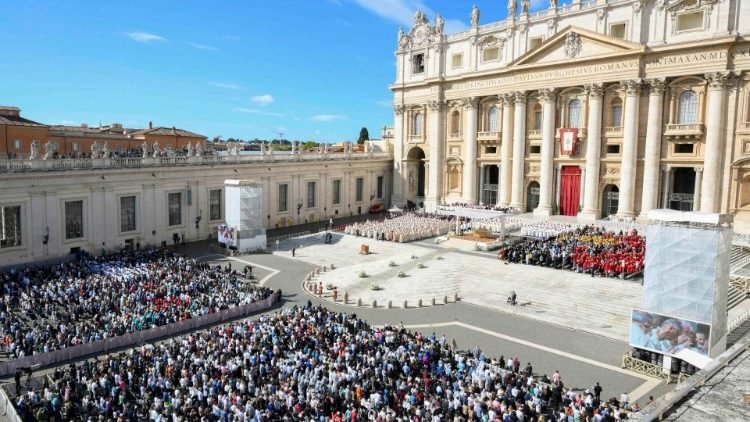 قداسة البابا فرنسيس يحتفل بالقدّاس الإلهي مفتتحًا الدورة الثانية للجمعيّة العامة العادية السادسة عشر لسينودس الأساقفة ويدعو إلى  يوم صلاة وصوم من أجل السلام في العالم في ٧ تشرين الأوّل/ أكتوبر