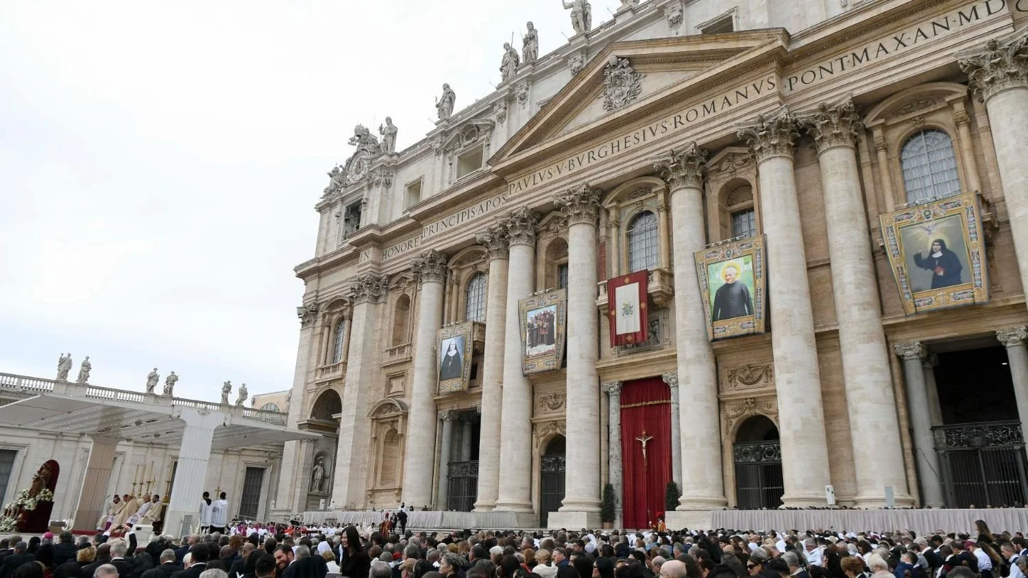 قداسة البابا فرنسيس في قدّاس إعلان قداسة القدّيسين الجدد: ينتصر من لا يتسلّط، بل الذي يخدم بدافع المحبّة