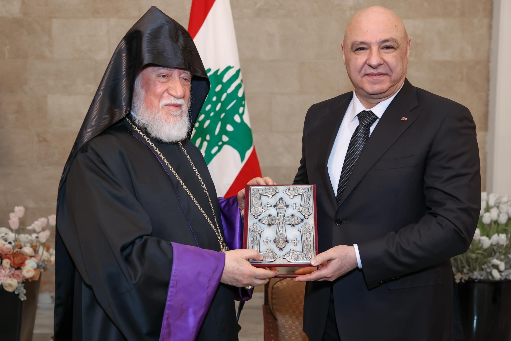 قداسة الكاثوليكوس آرام الأول كيششيان في زيارة إلى فخامة رئيس الجمهورية اللبنانية العماد جوزاف عون لتقديم التهاني