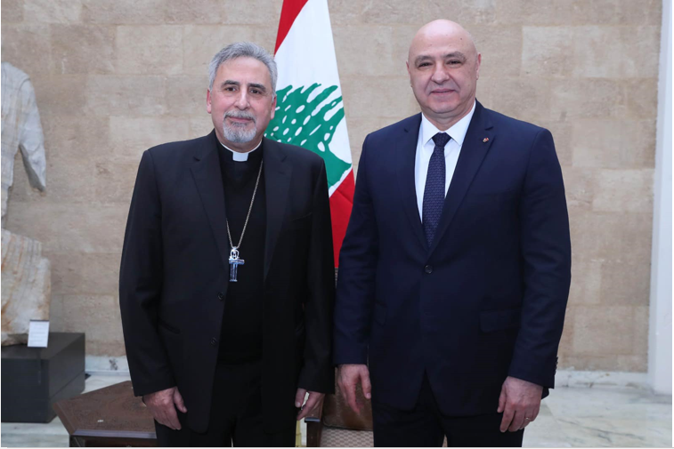 حضرة القسّ جوزف قصّاب في زيارة إلى فخامة رئيس الجمهورية اللبنانية العماد جوزاف عون لتقديم التهاني