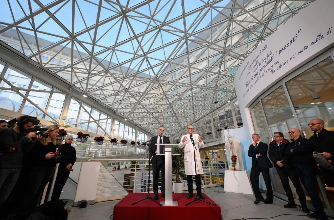 البروفيسور سيرجيو ألفييري: قداسة البابا يستجيب للعلاج لكنه لم يخرج بعد من دائرة الخطر