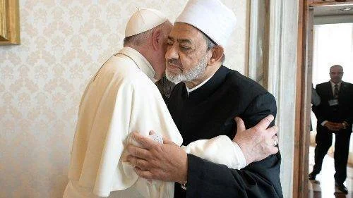 شيخ الأزهر يتمني لقداسة البابا فرنسيس الشفاء العاجل