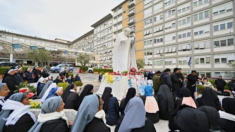 His Holiness Pope Francis had quiet night, continues to rest at Gemelli hospital