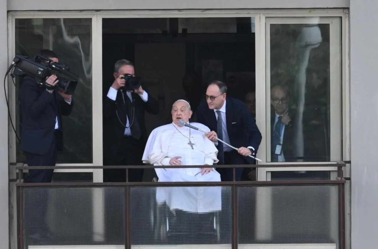 قداسة البابا فرنسيس يطل من شرفة غرفته في المستشفى لتحية المؤمنين وشكرهم ومنحهم البركة