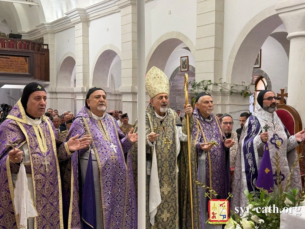 غبطة البطريرك مار إغناطيوس يوسف الثالث يونان يحتفل بالقداس والجنّاز راحةً لنفس المثلَّث الرحمات المطران مار أثناسيوس متّي متّوكة في كنيسة مار كوركيس، برطلّة – سهل نينوى، العراق