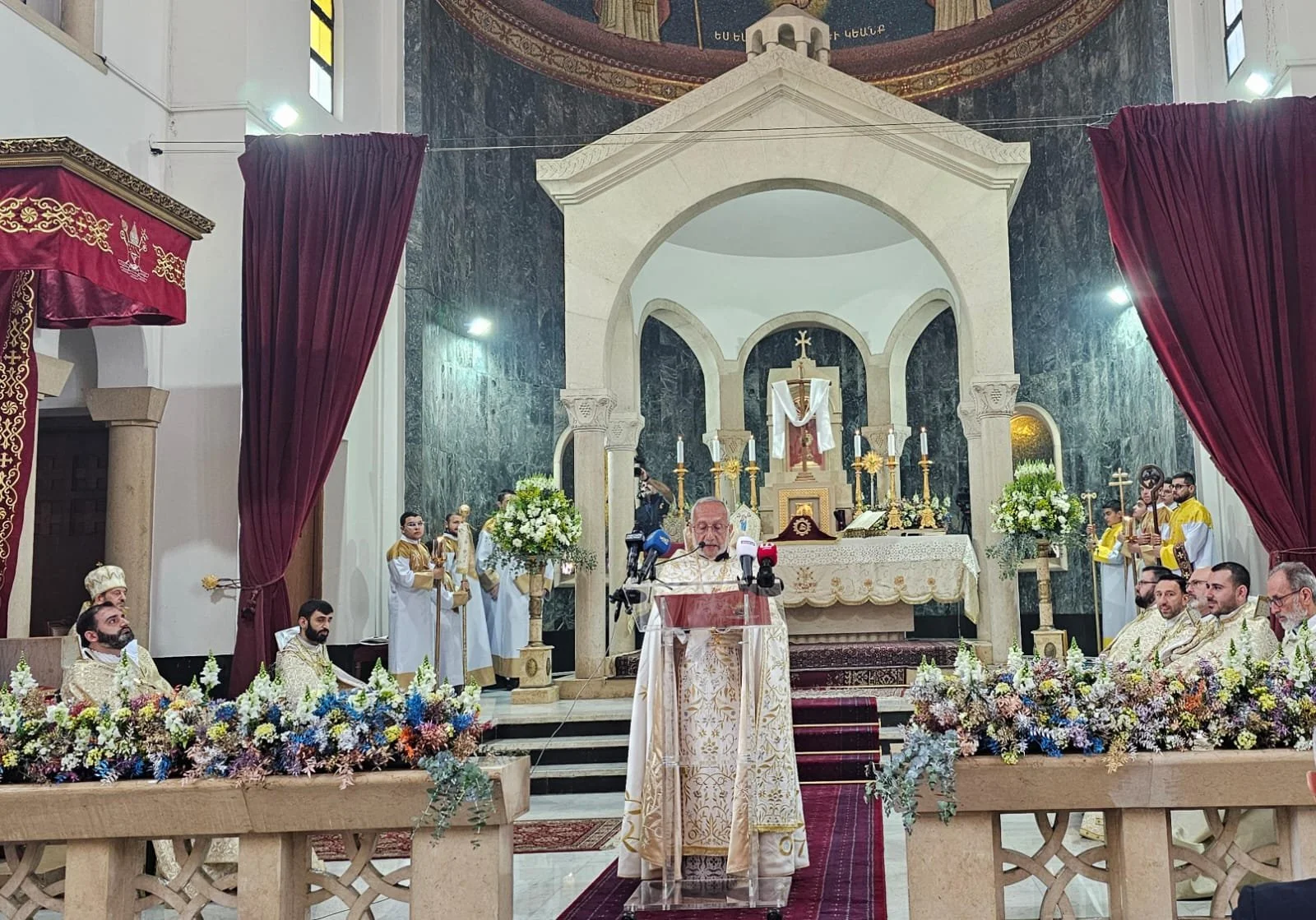 غبطة البطريرك روفائيل بدروس الحادي والعشرون ميناسيان يترأس قداس عيد القيامة المجيد