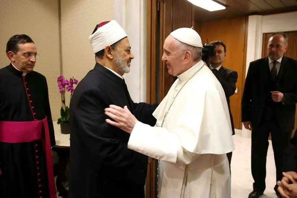 شيخ الأزهر ينعي أخاه قداسة البابا فرنسيس بابا الكنيسة الكاثوليكية رجل الإنسانية من طراز رفيع