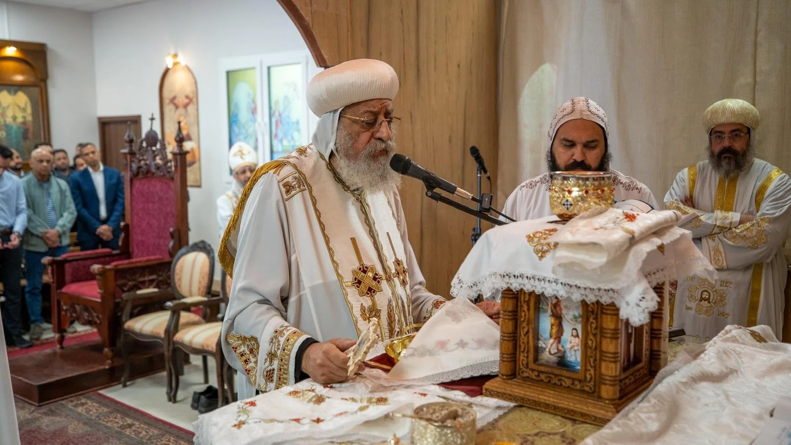 قداسة البابا تواضروس الثاني يصلي القداس الإلهي في كنيسة القديسين يوحنا المعمدان وأبي سيفين في وارسو بولندا