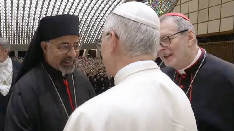 غبطة البطريرك الأنبا إبراهيم إسحق يصافح قداسة البابا لاون الرابع عشر ويهديه أيقونة العائلة المقدسة