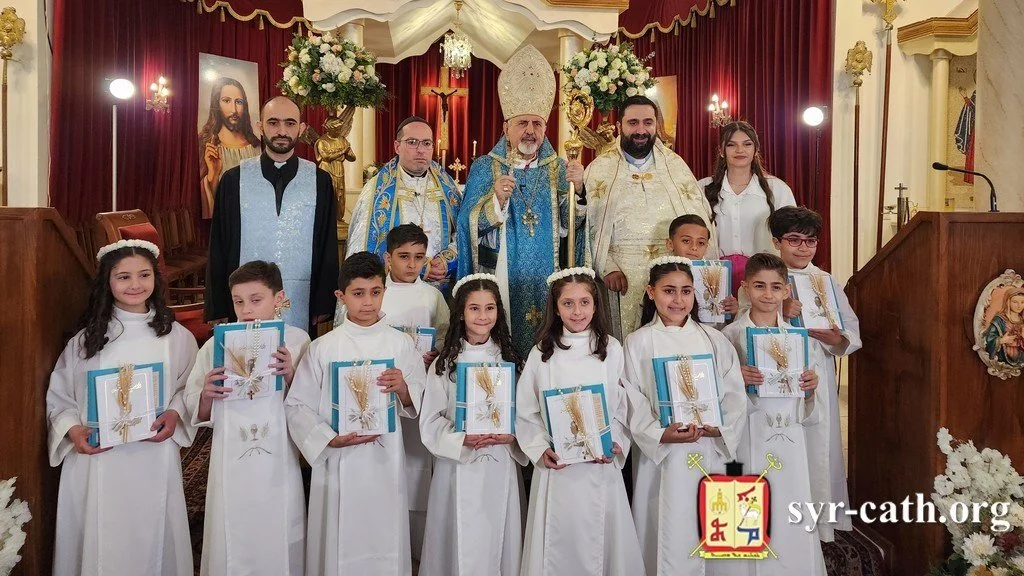 غبطة البطريرك مار اغناطيوس يوسف الثالث يونان يحتفل بقداس المناولة الأولى في كنيسة مار بهنام وسارة، الفنار – المتن، جبل لبنان