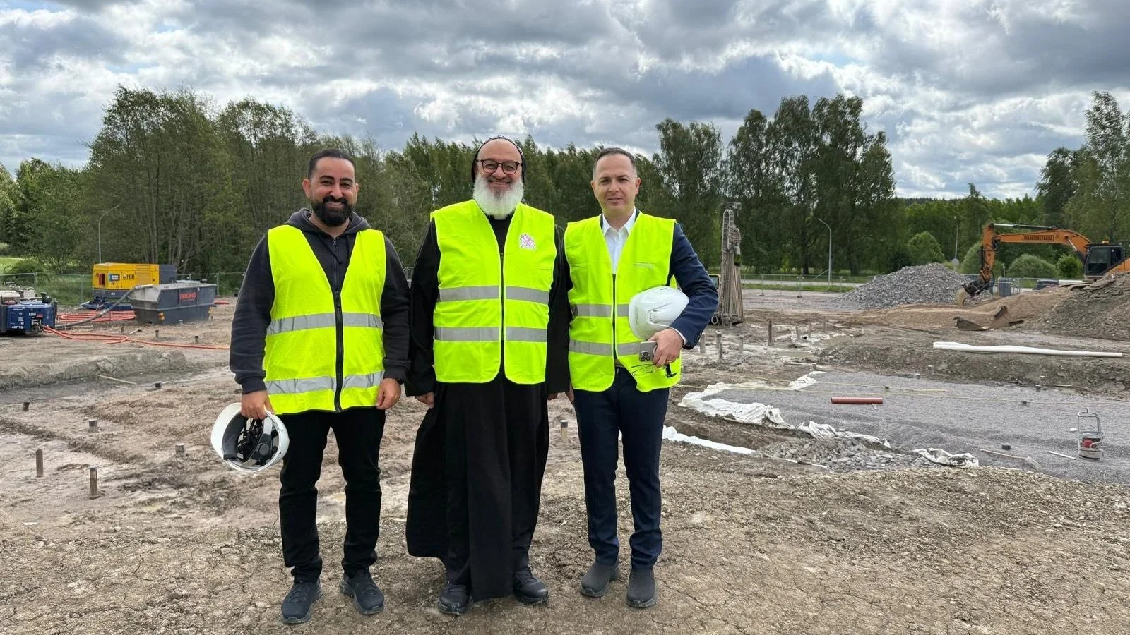 قداسة البطريرك مار إغناطيوس أفرام الثاني يتفقد أعمال البناء في دير الصليب في السويد