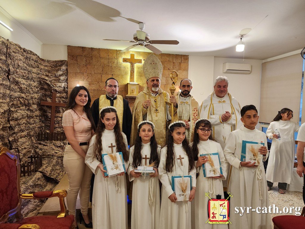 غبطة البطريرك مار اغناطيوس يوسف الثالث يونان يحتفل بقدّاس المناولة الأولى لأطفال إرساليّة العائلة المقدّسة للّاجئين العراقيّين، سدّ البوشرية - المتن، جبل لبنان