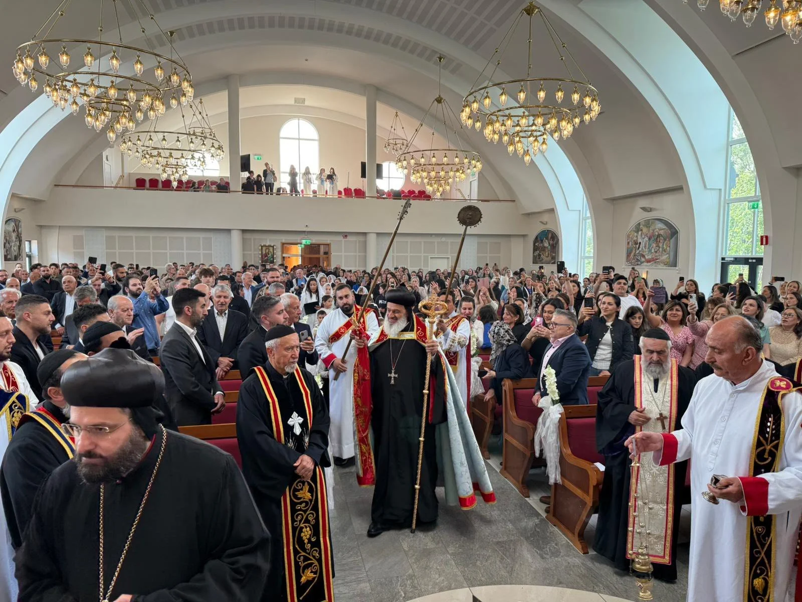 قداسة البطريرك مار إغناطيوس أفرام الثاني يترأّس صلاة المساء في كنيسة مار كبرئيل في يوتوبوري