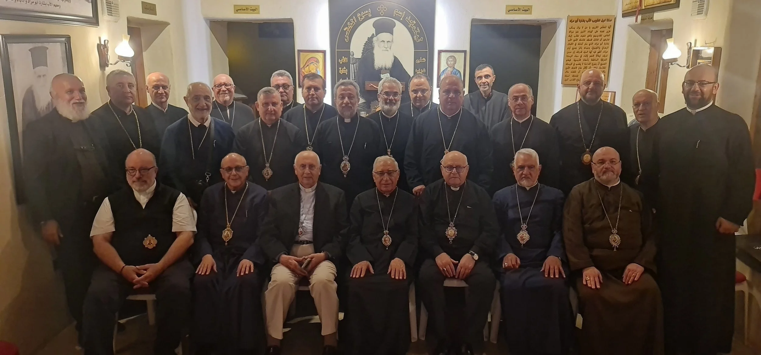 غبطة البطريرك يوسف العبسي ومطارنة السينودس في بيت الأب بشارة أبو مراد : زيارة صلاة وتأمل