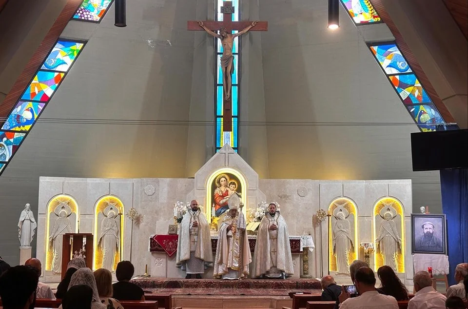 غبطة البطريرك روفائيل بيدروس الحادي والعشرون ميناسيان يترأّس القدّاس الإلهي بمناسبة أحد الثالوث الأقدس في كنيسة الصليب المقدّس، الزلقا