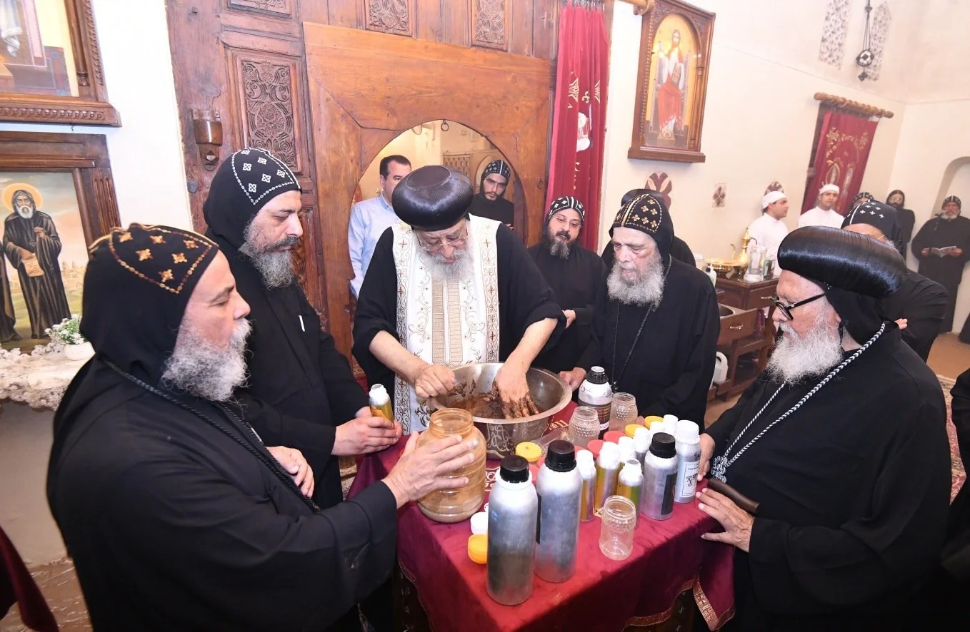 قداسة البابا تواضروس الثاني  يُطَيِّب جسدَي القدّيسَين الأنبا موسى والأنبا إيسيذوروس