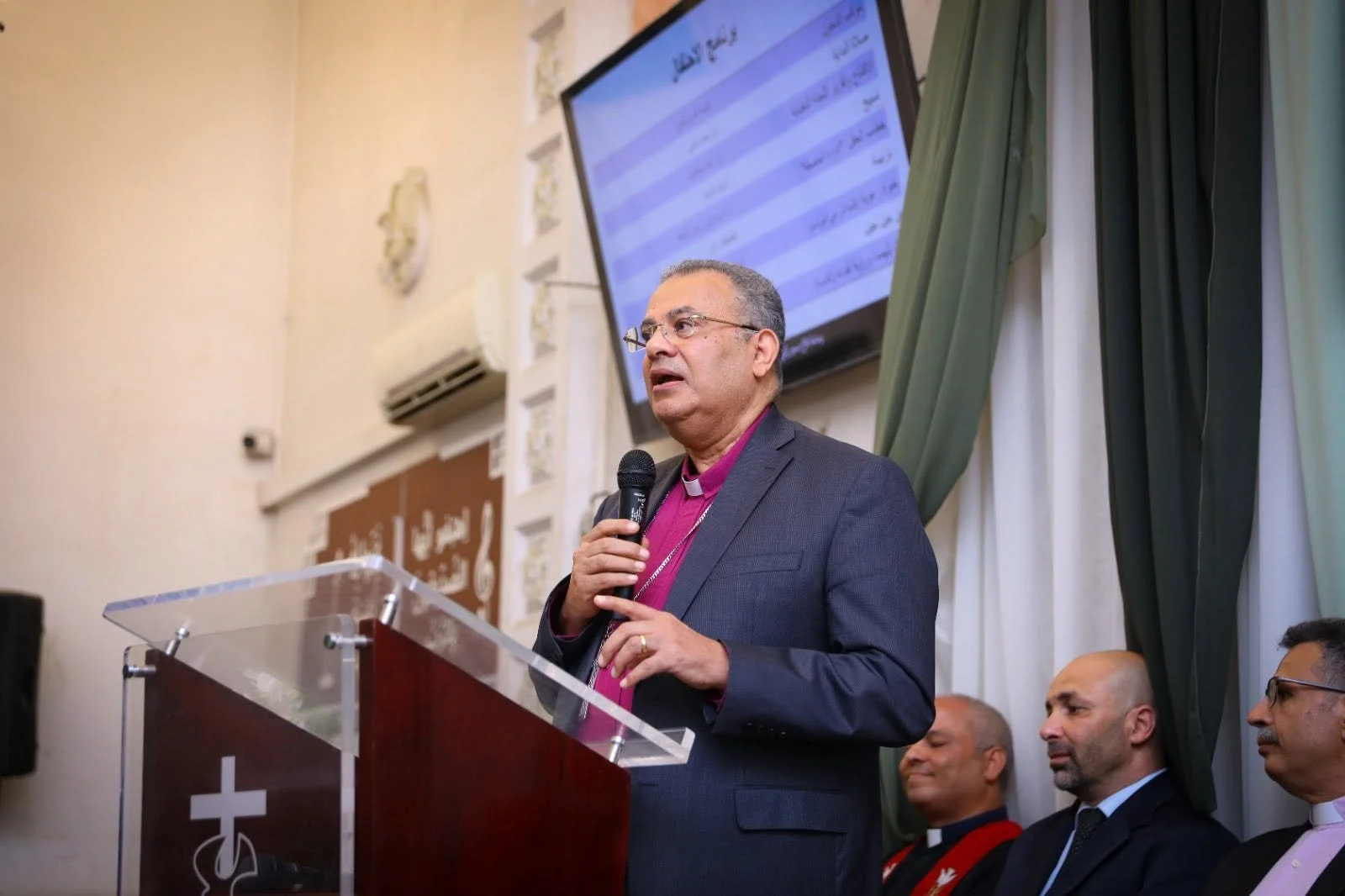 رئيس الطائفة الإنجيليّة حضرة الدكتور القسّ أندريه زكي يشهد رسامة وتنصيب القسّ سمير زكري راعيًا مساعدًا في الكنيسة المعمدانيّة الأولى بالقاهرة