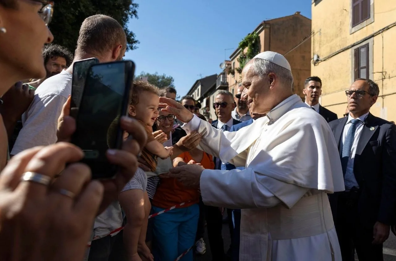 قداسة البابا لاوُن الرابع عشر يصل إلى كاستيل غاندولفو، الإقامة الصيفيّة للبابوات بالقرب من روما