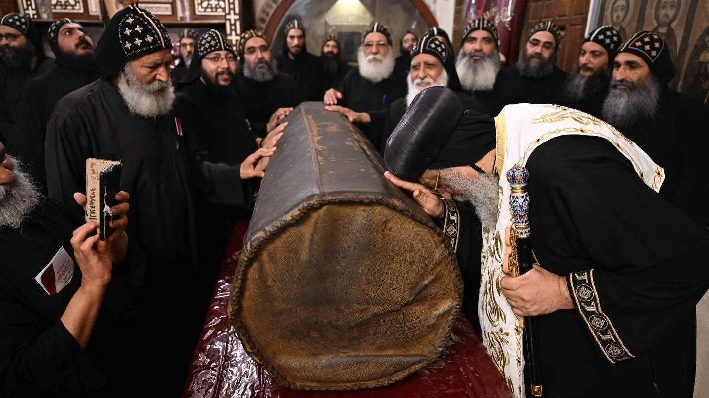 قداسة البابا تواضروس الثاني يطيب جسد القديس الأنبا بيشوي في ديره بوادي النطرون