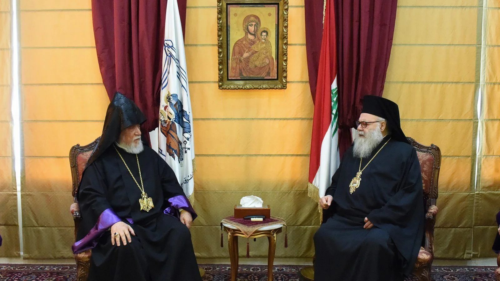 قداسة الكاثوليكوس آرام الأول معزياً غبطة البطريرك يوحنا العاشر