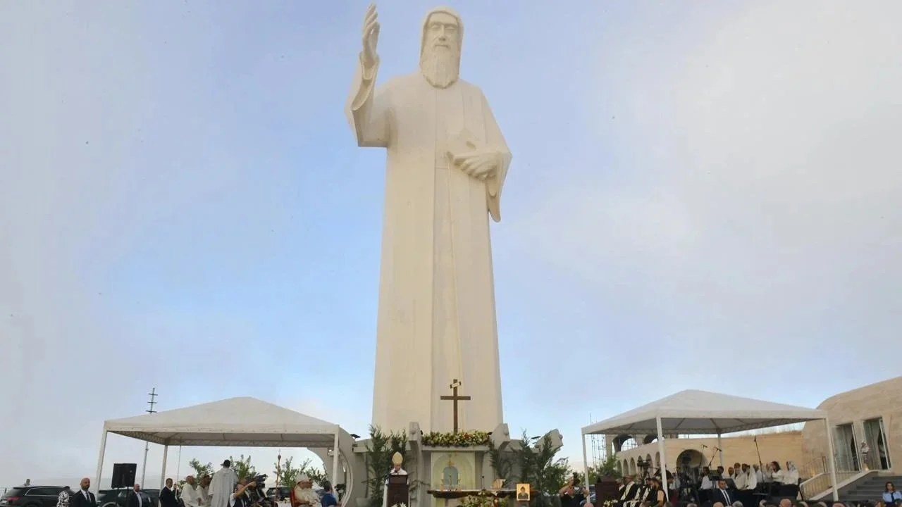 عظة غبطة البطريرك الكاردينال مار بشارة بطرس الرّاعي في القداس الإحتفالي عند تمثال مار شربل - فاريا