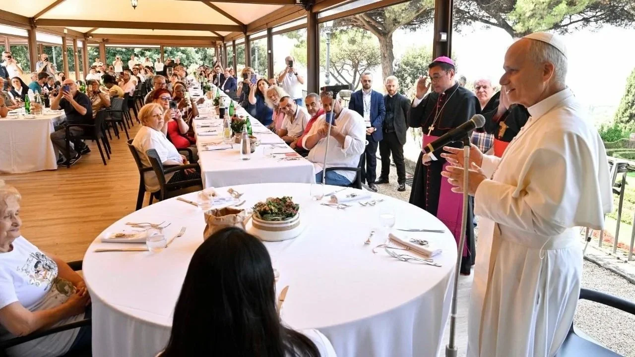 قداسة البابا لاوُن الرابع عشر يتناول وجبة الغداء مع الفقراء في كاستيل غاندولفو