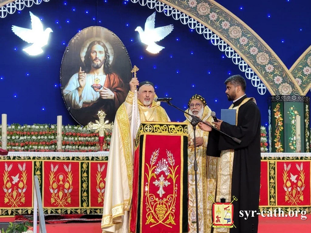 غبطة البطريرك مار اغناطيوس يوسف الثالث يونان يحتفل مع غبطة الكاثوليكوس مار باسيليوس اقليميس بقداس ذكرى اتّحاد الكنيسة السريانية الملنكارية بكرسي روما، مدينة أدور – أبرشية باثانامثيتّا، كيرالا – الهند