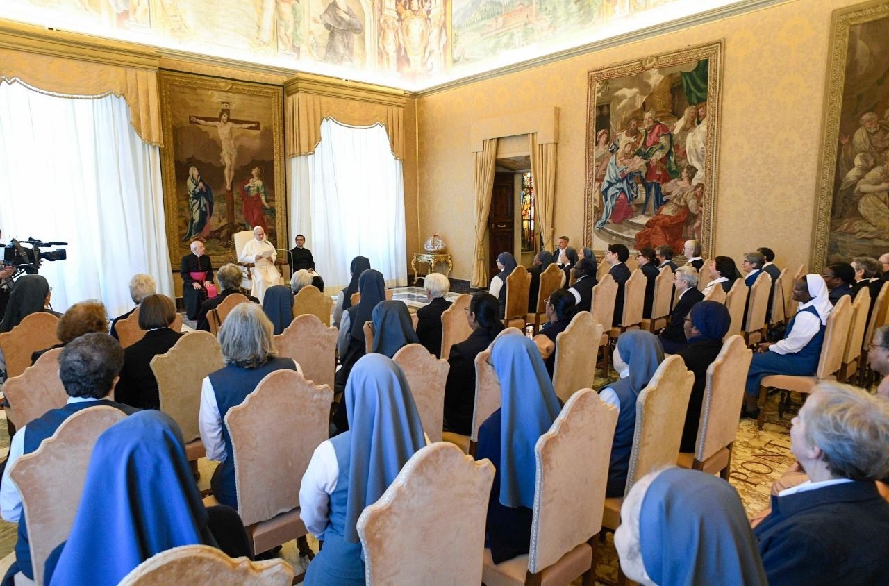 قداسة البابا لاوُن الرابع عشر يستقبل بنات القديس بولس بمناسبة انعقاد مجمعهنّ العام الثاني عشر
