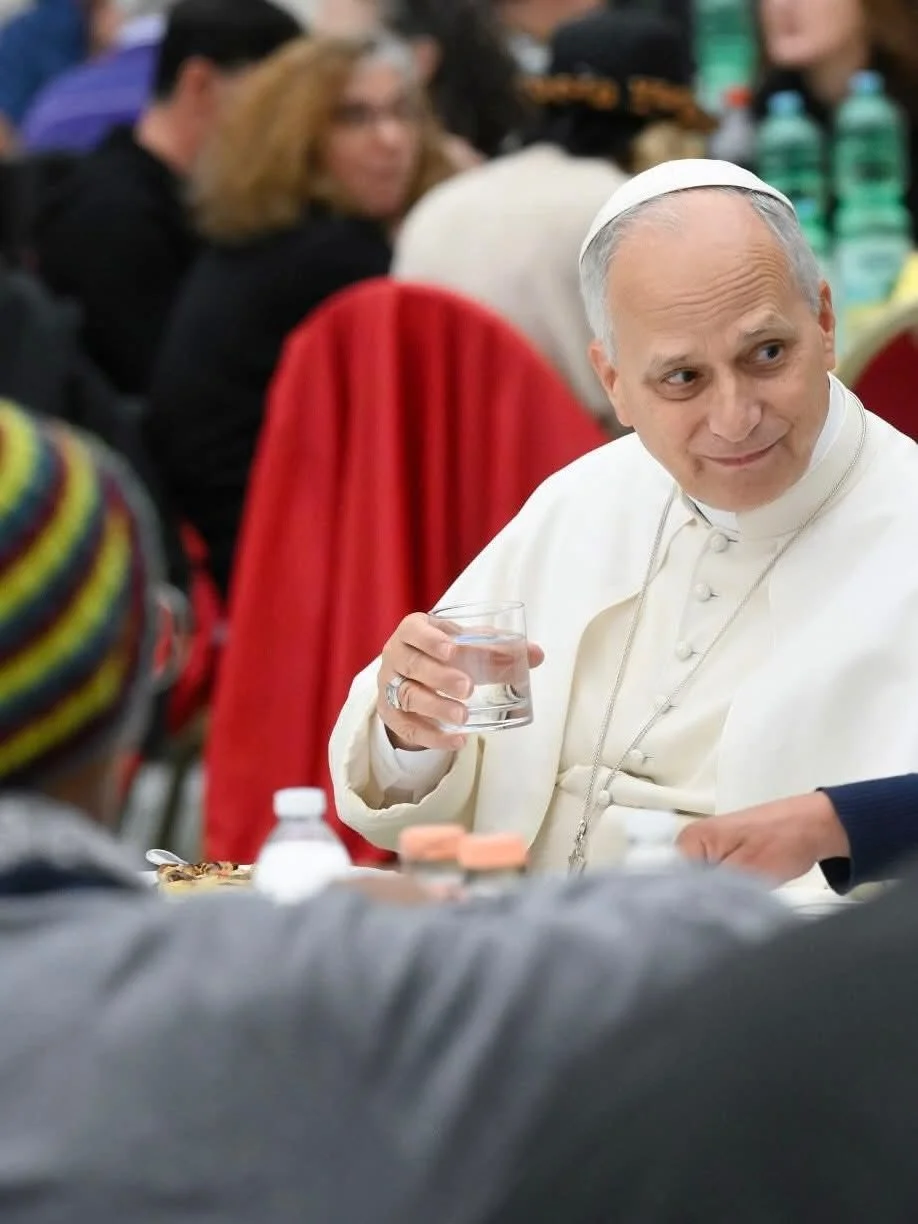 مأدبة المحبة في يوبيل الفقراء: قداسة البابا لاون الرابع عشر يُكرم المحتاجين ويُصلي من أجل ضحايا الحروب