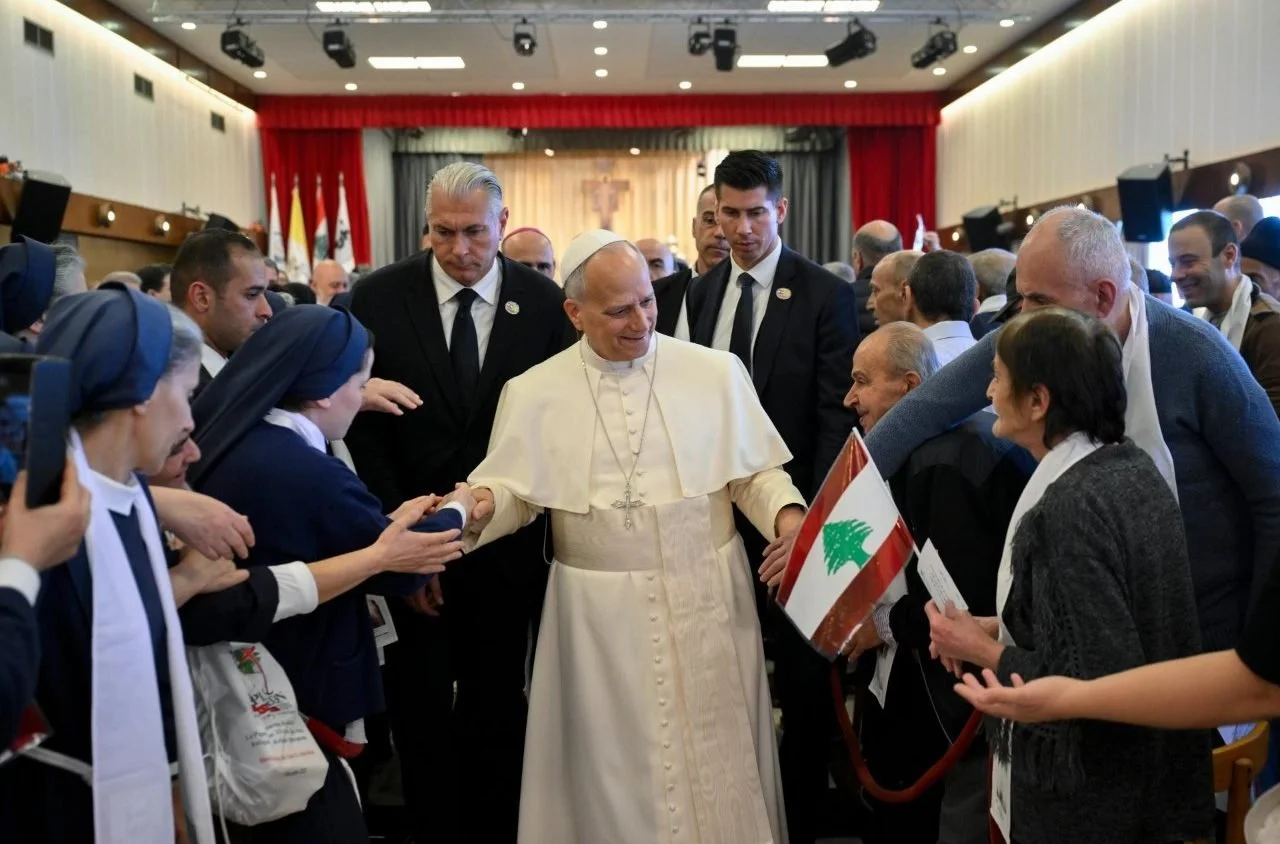 قداسة البابا لاون الرابع عشر يبدأ آخر أيام زيارته الرسولية إلى لبنان بزيارة مستشفى دير الصليب للأمراض النفسية والعقلية في جل الديب
