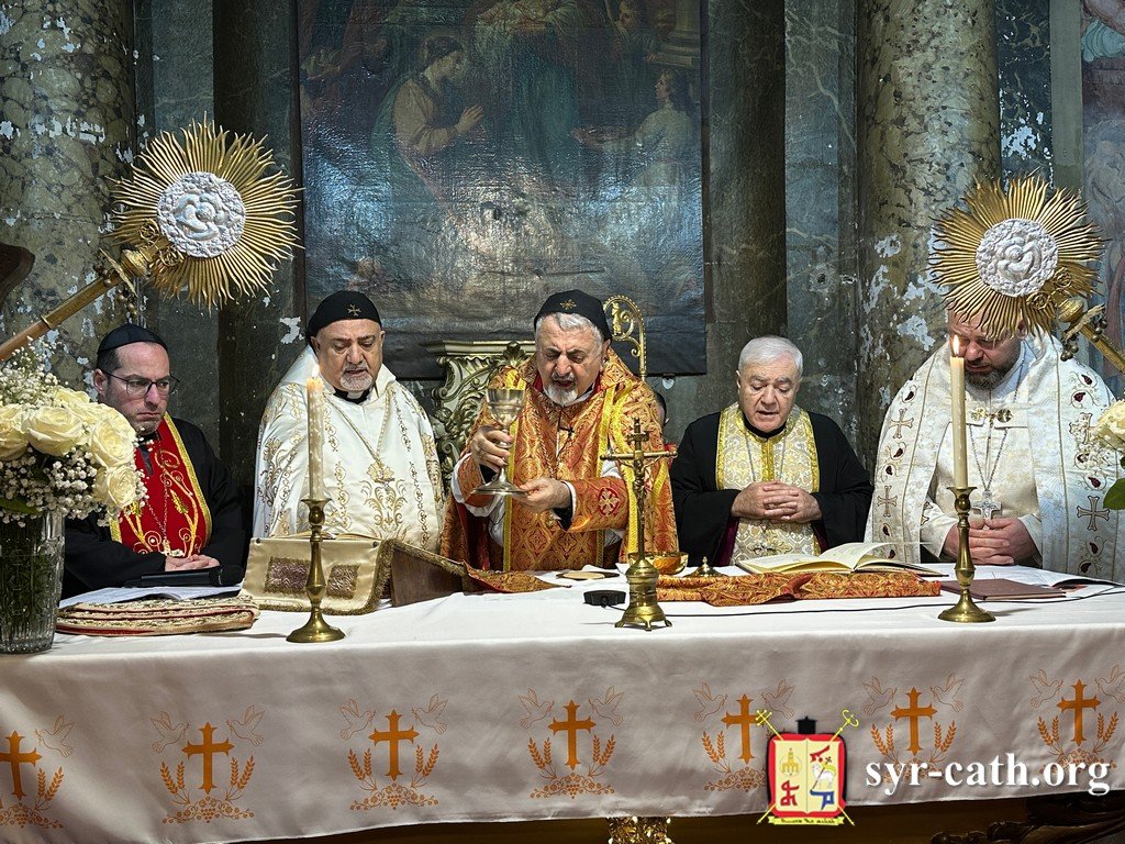 غبطة البطريرك مار اغناطيوس يوسف الثالث يونان يحتفل بقدّاس أحد الوحي ليوسف ويرسم شمامسة جددًا مرنّمين وقرّاء، باريس – فرنسا