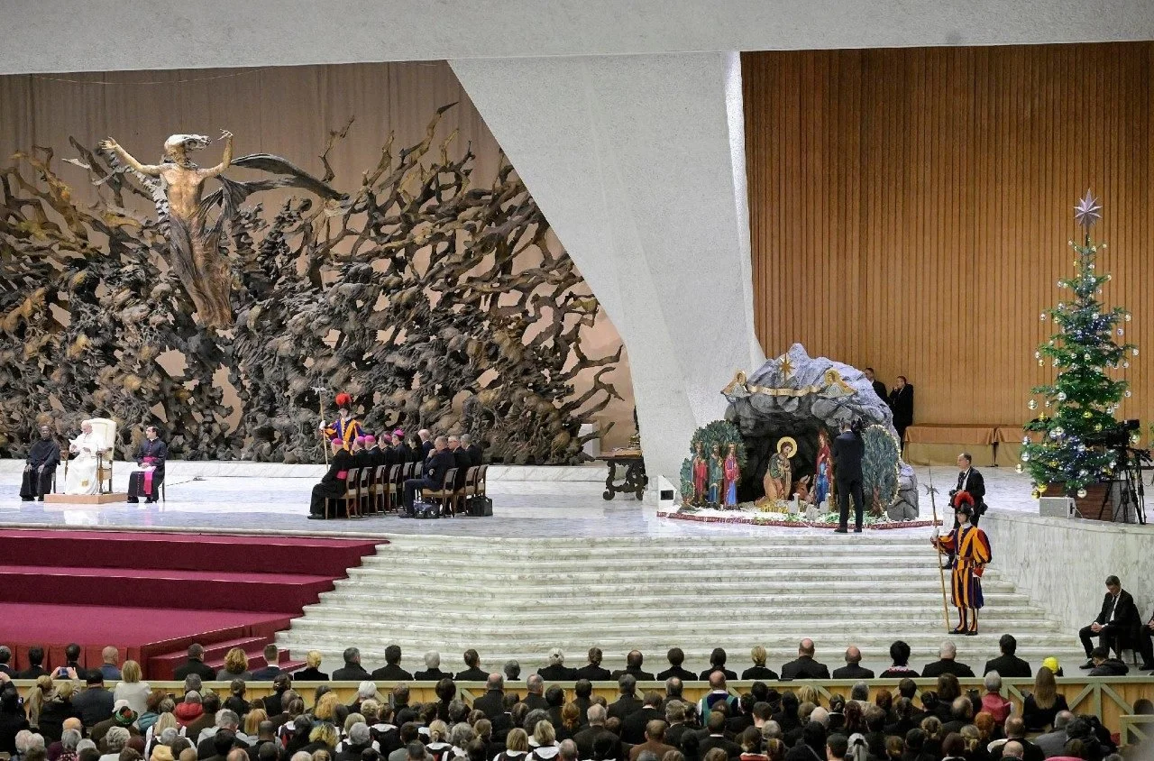 قداسة البابا لاوُن الرابع عشر يستقبل مانحي شجرة الميلاد والمذود