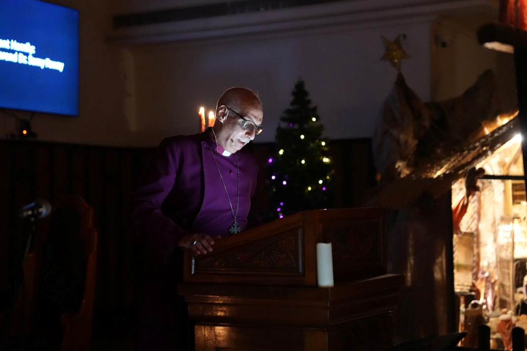  سيادة رئيس الأساقفة الدكتور سامي فوزي يترأّس احتفال الأسقفية الأنجليكانية السنوي بميلاد السيد المسيح على أضواء الشموع