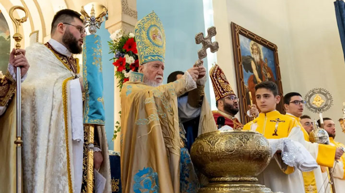 قداسة الكاثوليكوس آرام الأوّل ترأّس قدّاس الميلاد في أنطلياس، والتّفاصيل؟