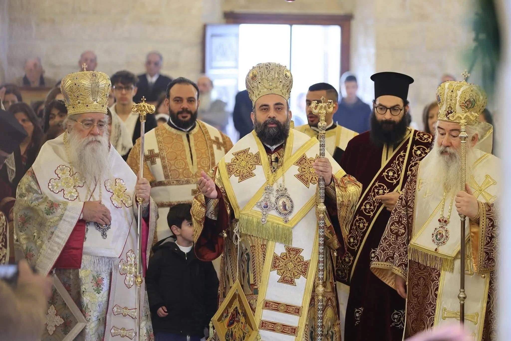 سيادة الأسقف ذمسكينوس الأزرعي يترأّس القداس الإلهي في كنيسة معموديّته بمدينة الحصن خلال زيارته الأولى إلى الأردن