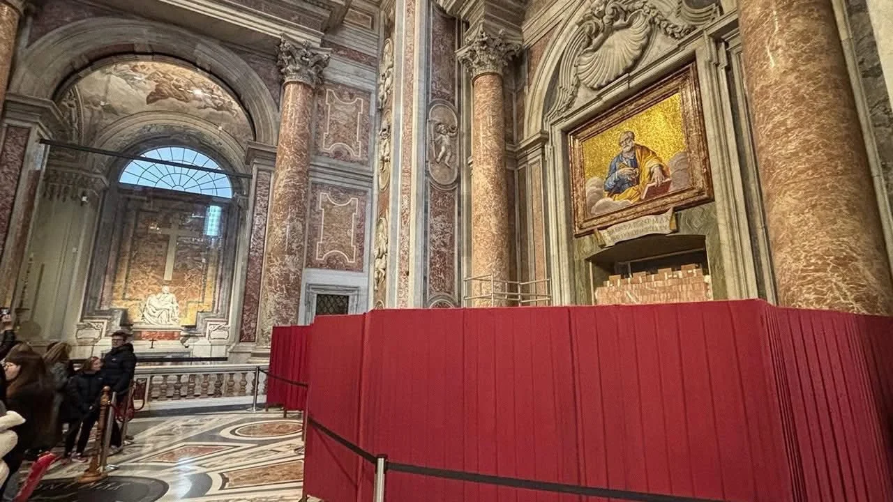 الفاتيكان يُغلق الباب المقدّس في بازيليك القدّيس بطرس