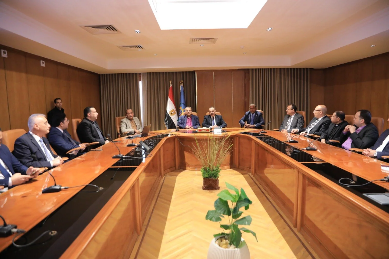 محافظ أسيوط ورئيس الطائفة الانجيلية يشهدان إطلاق حزمة موسعة من المبادرات التنموية لبناء الإنسان وتعزيز الشراكة مع المجتمع المدني