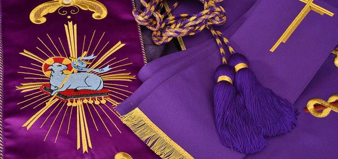 البنفسجي في الصوم الكبير: لون الآلام والتوبة وملوكية المسيح