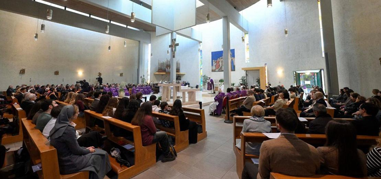 قداسة البابا لاوُن الرابع عشر خلال زيارته لإحدى رعايا روما: أنشطة الرعية مدعوّة لتعكس رسالة الكنيسة الأمّ