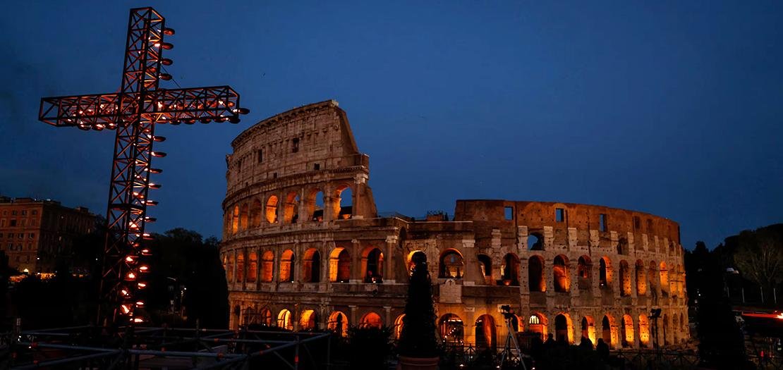 قداسة البابا لاون الرابع عشر يترأس مراحل درب الصليب في الكولوسيوم والأب باتون يكتب تأملات درب الصليب في الكولوسيوم يوم الجمعة العظيمة