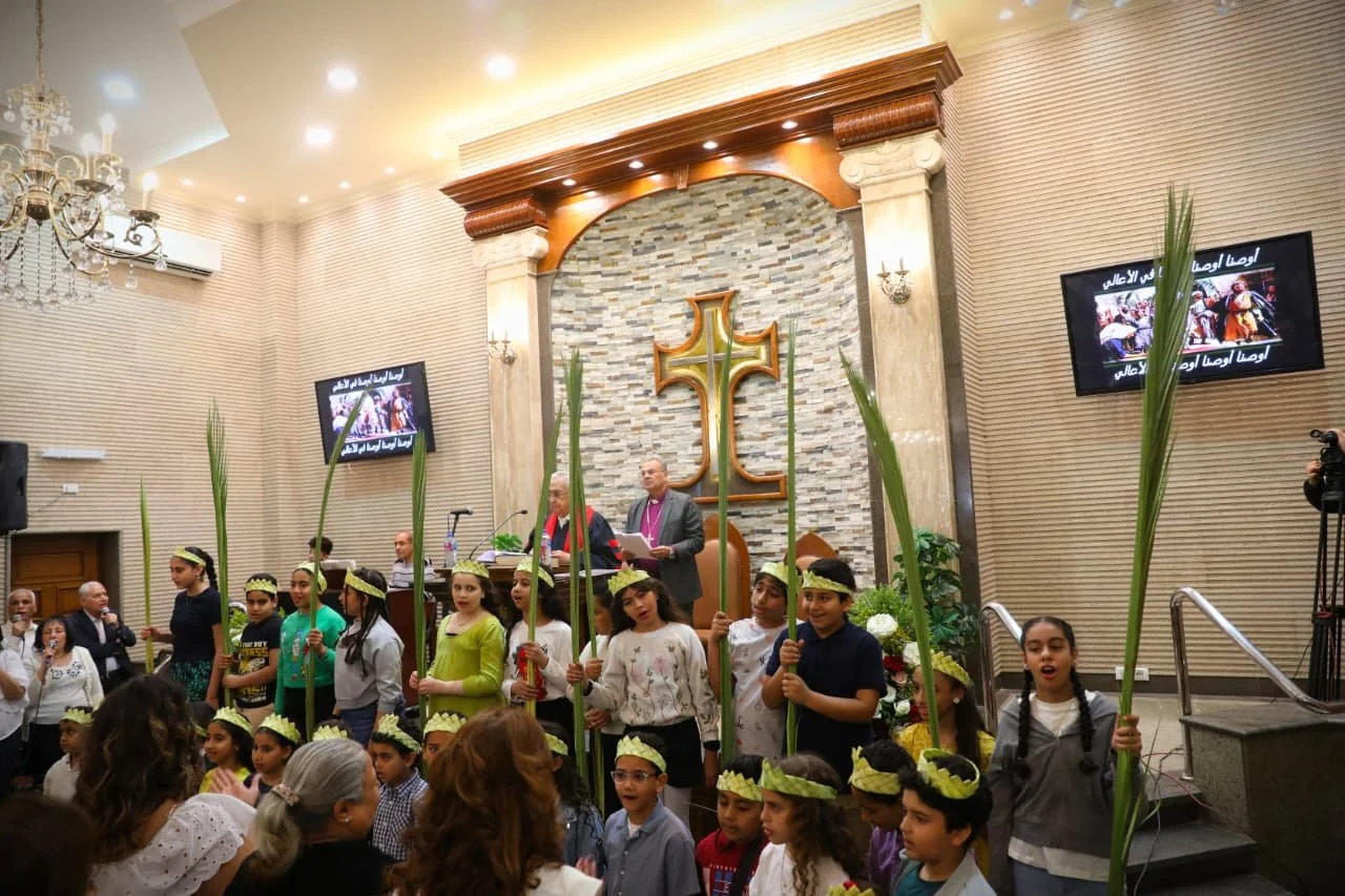 رئيس الطائفة الإنجيلية يشارك في احتفال أحد الشعانين بكنيسة حدائق القبة، مصر، وسط حضور شعب الكنيسة