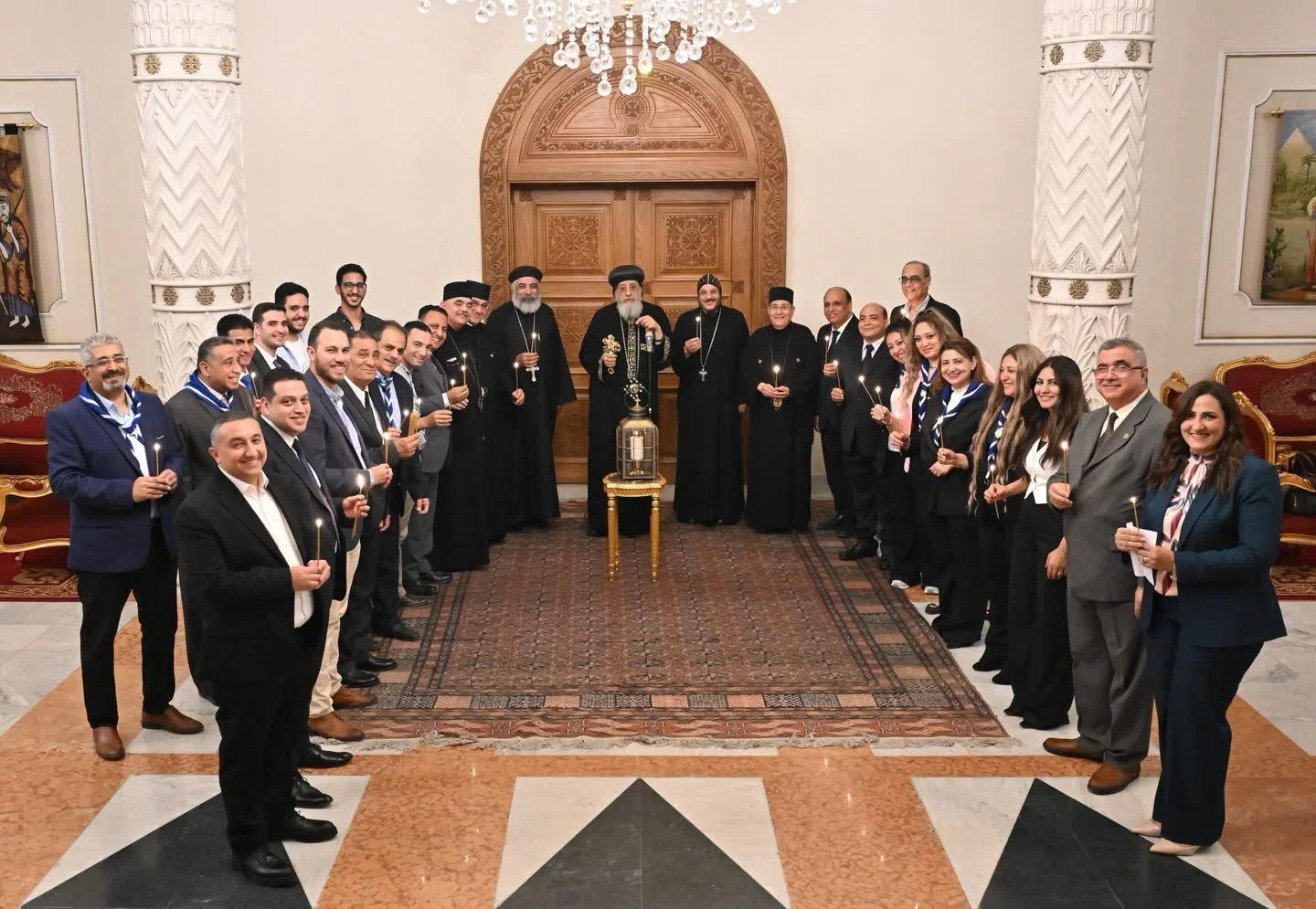 قداسة البابا تواضروس الثاني يتسلّم النور المقدس