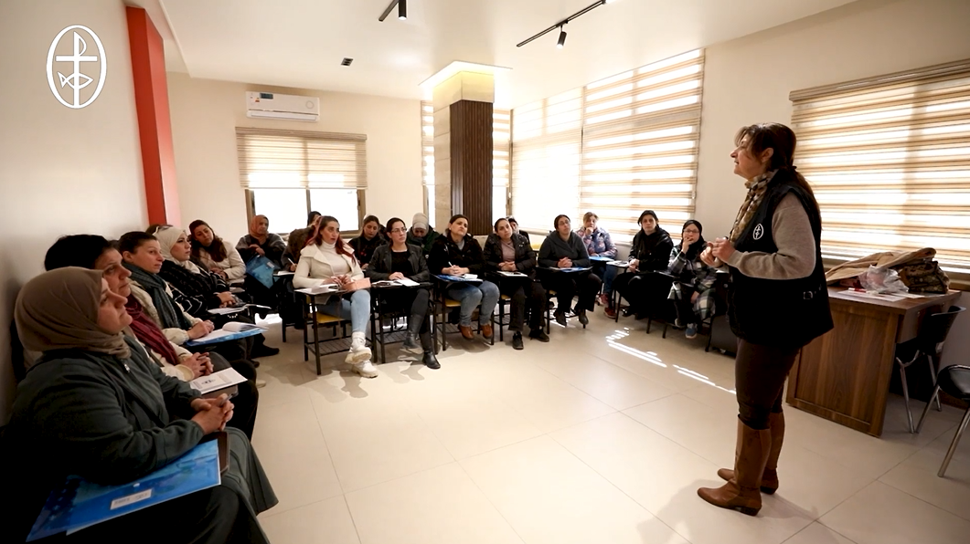 فيديو - مجلس كنائس الشرق الأوسط يسهم بتعزيز مهارات التربية الإيجابية لدى مقدِّمي الرعاية في سورية