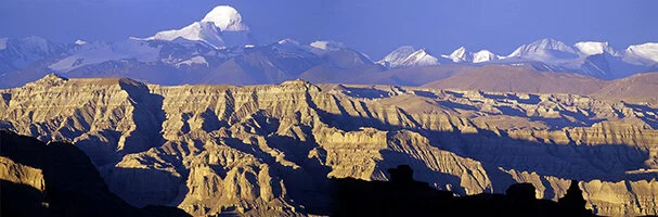 THE THIN MOUNTAINS ARE CONSTANTLY WALKING