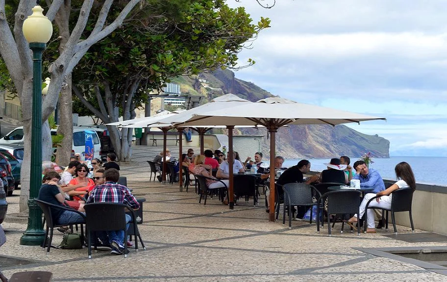 Barreirinha Bar Café | Funchal The terrace of the Atlantic.