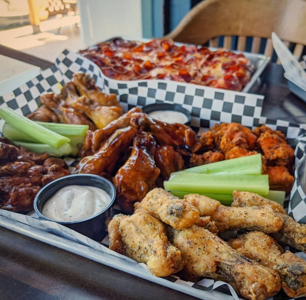 POV: Your lunch

:
:
:
:
#labars #larestaurants #lasports #wings #bestwingsinla #pizza #lafoodie #glendale #glendaleca #hlpla #highlandparkla #glendalefoodie #laeats #eaterla #infatuationla