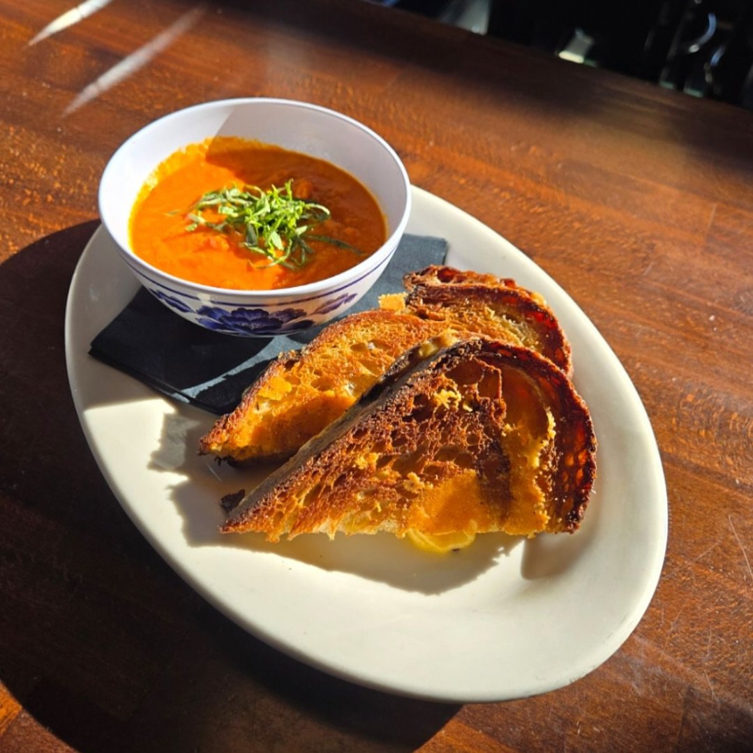 Herb butter grilled chz on @ceorbread sourdough with tomato bisque 🤤🤤🤤

:
:
:
#grilledcheese #glendale #glendaleca #glendalefoodie #comfortfood #laeats #losangelesfoodscene #glendalegalleria