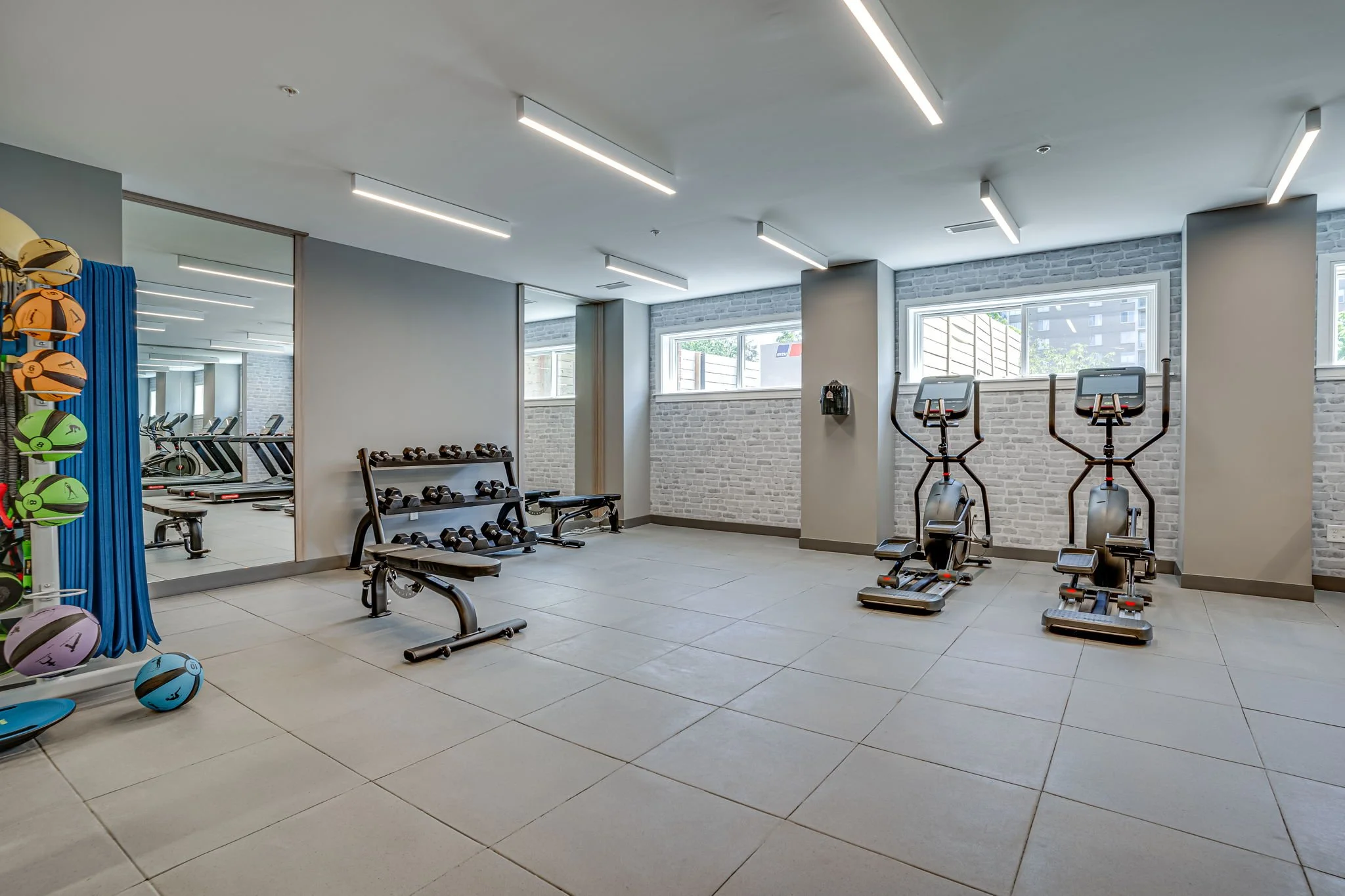 48-web-or-mls-635 Slaters Ln-48.jpg